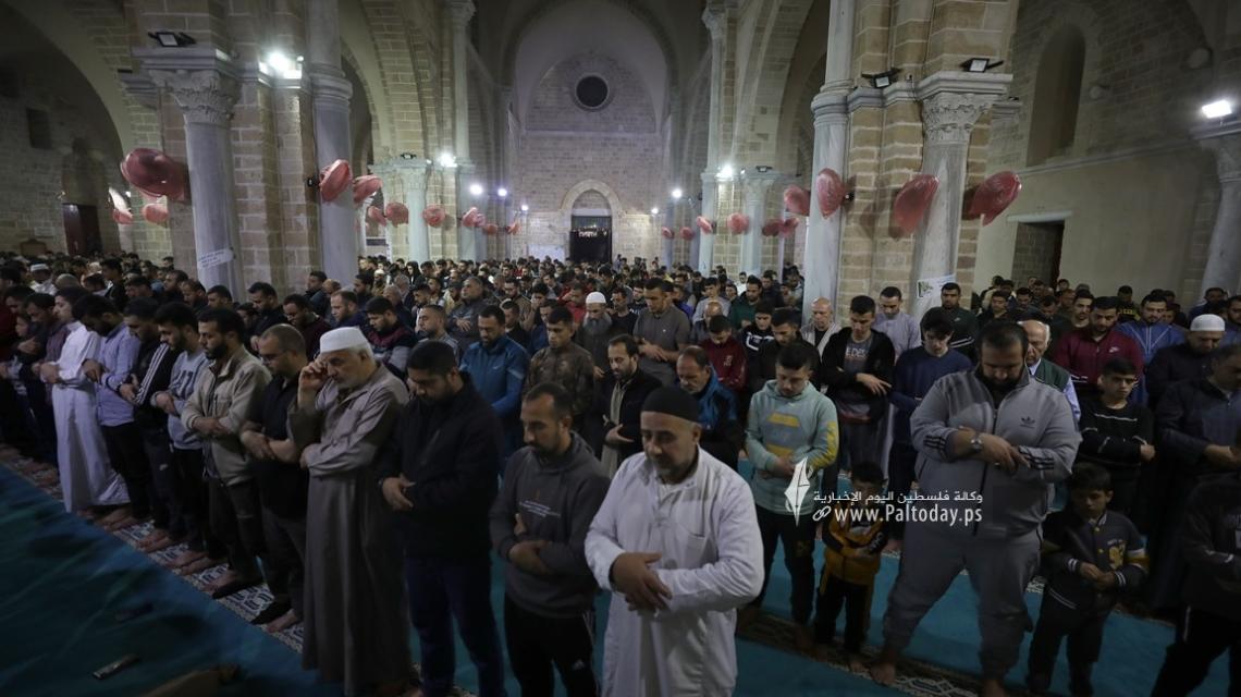 بالصور: غزة.. المسجد العُمَرِي يفيض بالمصلين في ليلة القدر