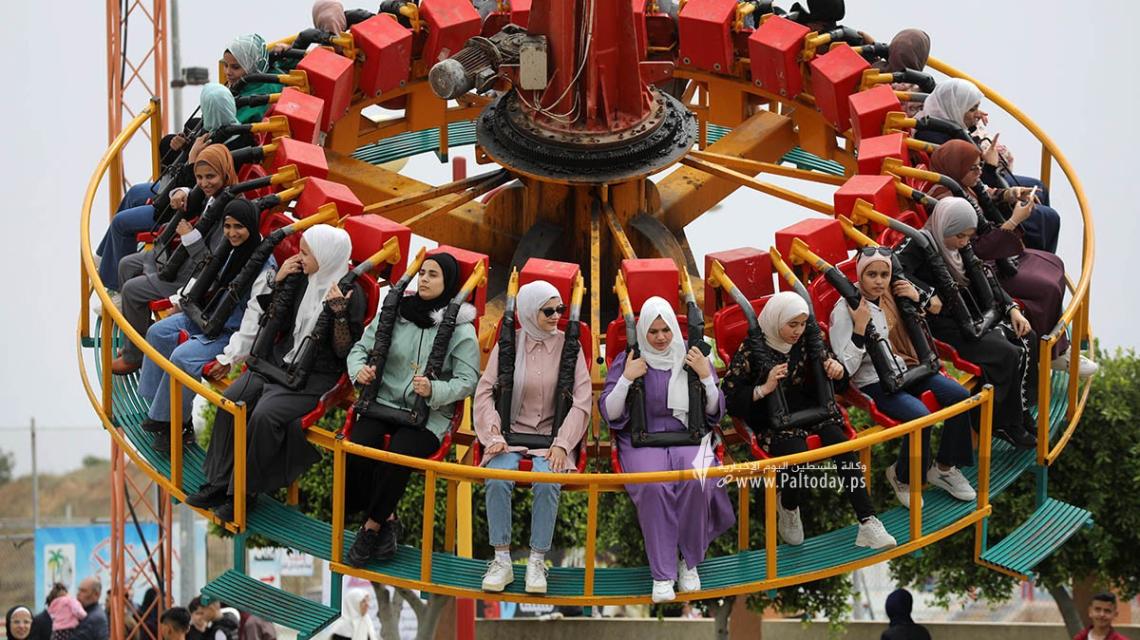 بالصور: عوائل فلسطينية تقضي ثالث أيام العيد في إحدى مدن الملاهي المتنفس الوحيد لأهالي قطاع غزة