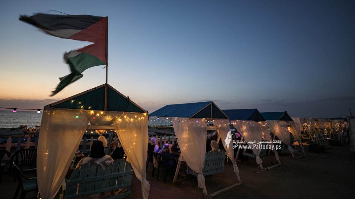 بالصور :كافتيرات ومطاعم غزة على شاطئ البحر تتزين لاستقبال الصيف