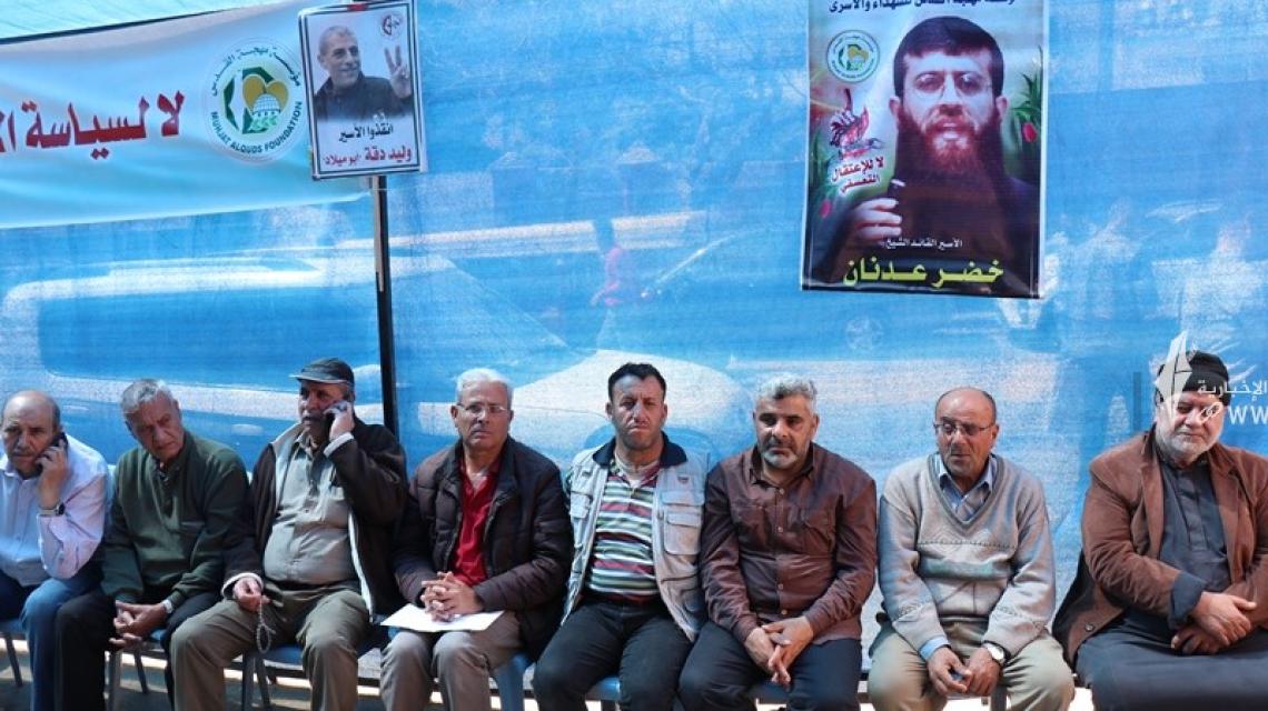 بالصور : مشاركة واسعة داخل خيمة الدعم والإسناد للأسير الشيخ القائد خضر عدنان المضرب عن الطعام لليوم الـ (65) في مدينة غزة