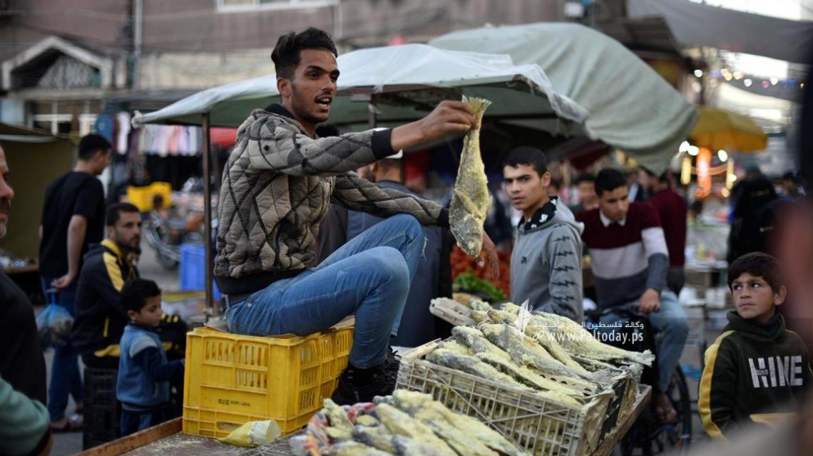 "الفسيخ" يزين أسواق خانيونس قبيل عيد الفطر