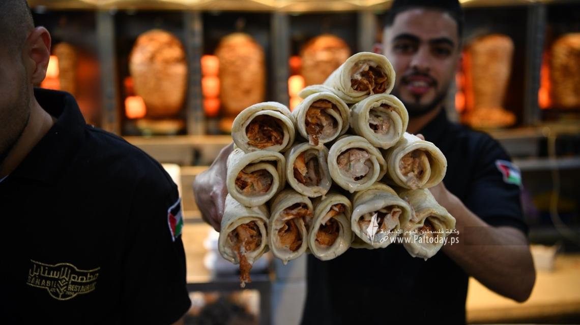 " الشاورما " من طقوس العيد فى غزة