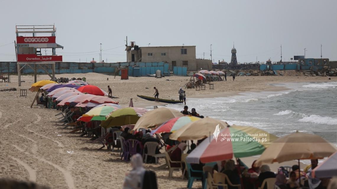 بالصور: المواطنون يقضون عطلة عيد الفطر السعيد في ثالث أيامه على شاطئ بحر غزة