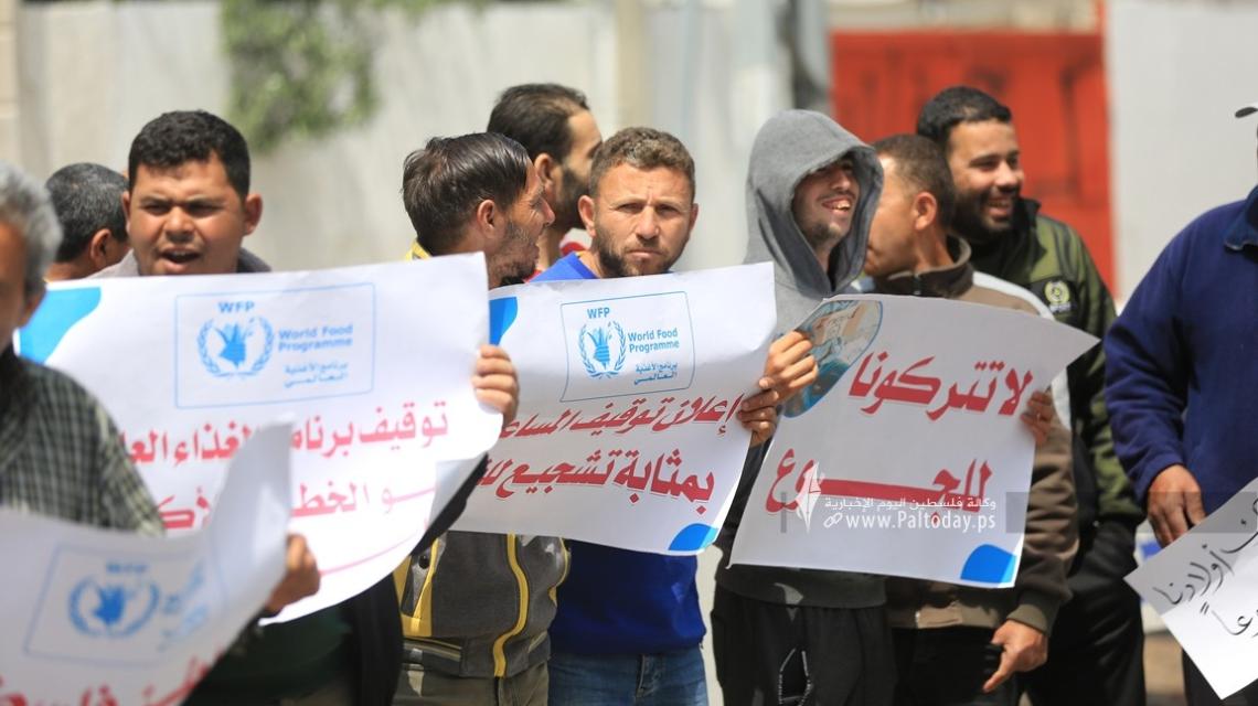 بالصور: مستفيدو برنامج الأغذية العالميWFP، ينظمون وقفة احتجاجية أمام مبنى الأمم المتحدة احتجاجا على توقف مشروع القسائم الشرائية.