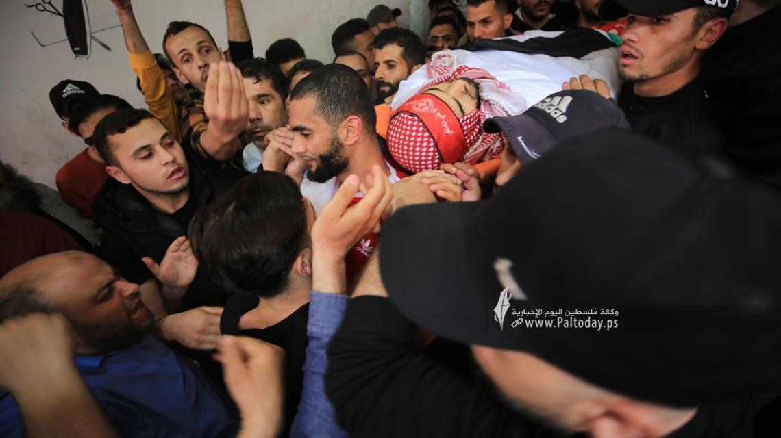 بالصور : تشييع جثمان الشهيد عدي اللوح، في مخيم النصيرات وسط قطاع غزة.