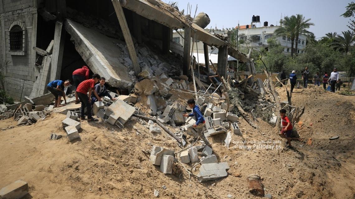 بالصور :آثار القصف الإسرائيلي على  منزل لعائلة بشير في بلدة دير البلح وسط قطاع غزة