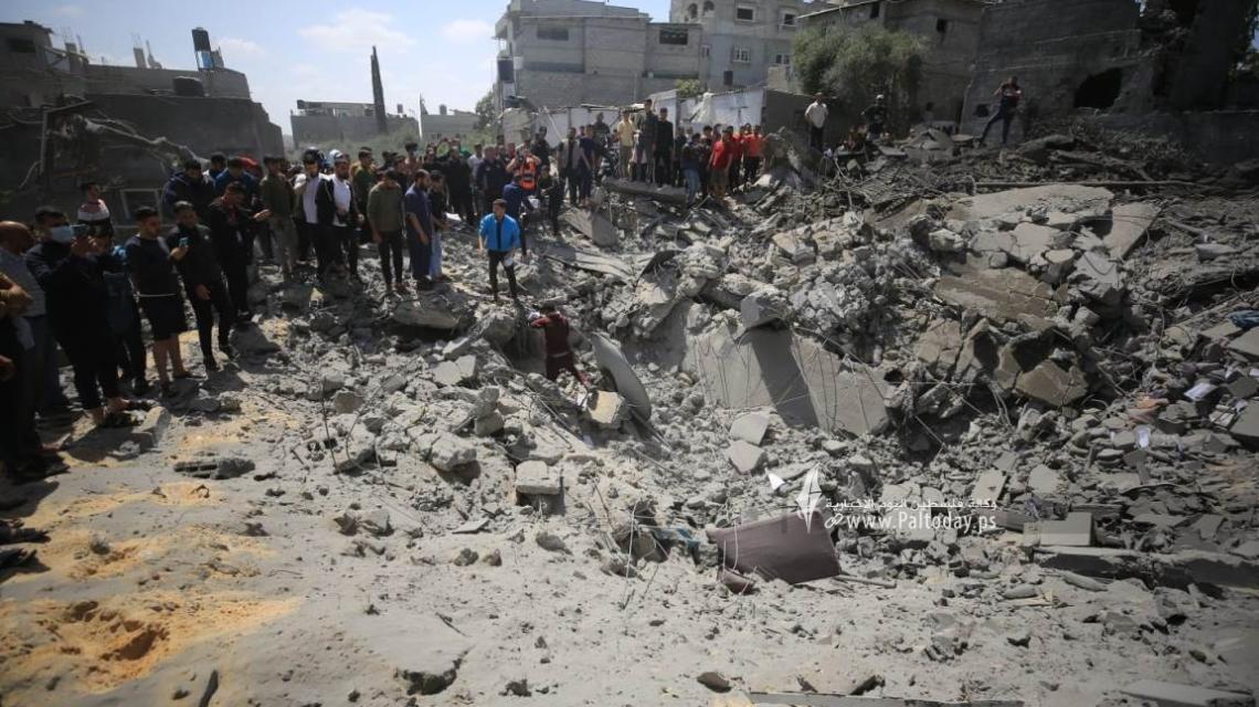 بالصور :دمار كبير جراء قصف طائرات الاحتلال منزلاً في مدينة بيت لاهيا شمال قطاع غزة