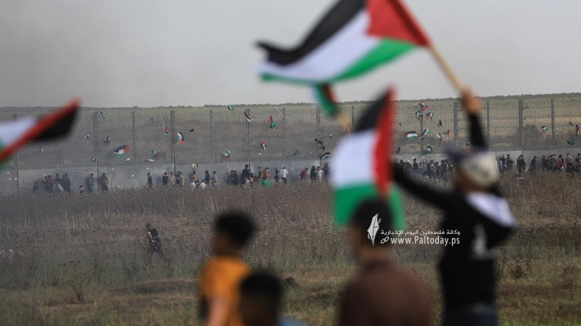 بالصور : الاحتلال يقمع مسيرة العلم الفلسطيني شرق مدينة غزة
