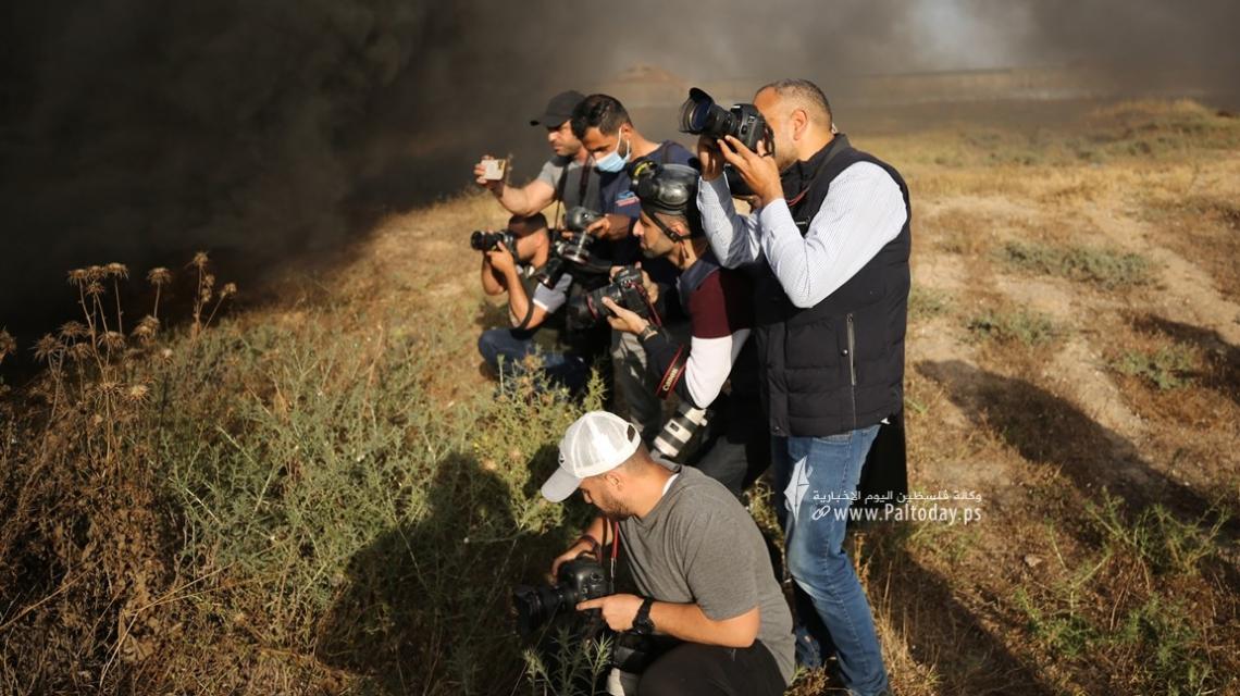 بالصور: الطواقم الصحفية خلال  تغطية مسيرة العلم الفلسطيني شرق مدينة غزة