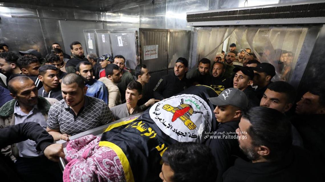 الصور الأولية لجثمان القائد خليل البهتينى والقائد طارق عز الدين بمجمع الشفاء الطبي استعدادا لانطلاق جنازة الشهداء