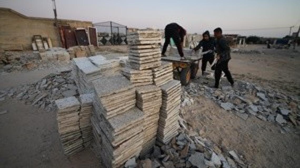 ترميم وبيع "البلاط المستخدم " مهنة مستحدثة في قطاع غزة مع تردي الأوضاع الإقتصادية