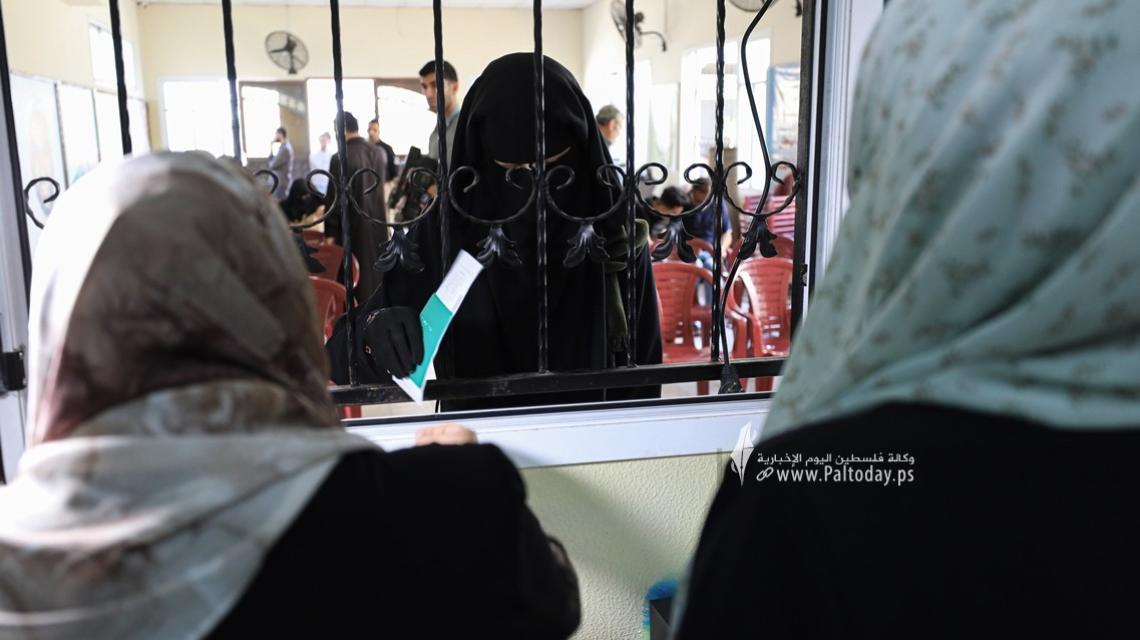 بالصور: جمعية الانصار الخيرية ومؤسسة شهيد الايرانية توزع مكرمة مالية على شهداء العدوان الاخير معركة ثأر الاحرار