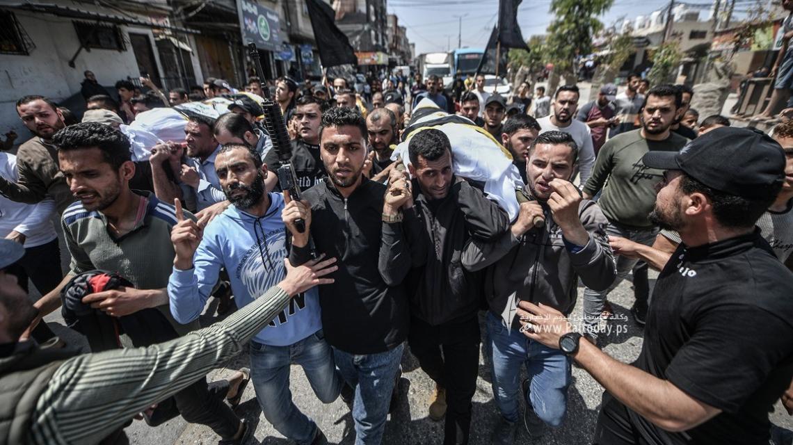 تشييع جثمان الشهيد القيادي في سرايا القدس علي غالي وشقيقه محمود اللذين استشهدا في غارة إسرائيلية استهدفت شقة سكنية في مدينة حمد بمدينة خانيونس .