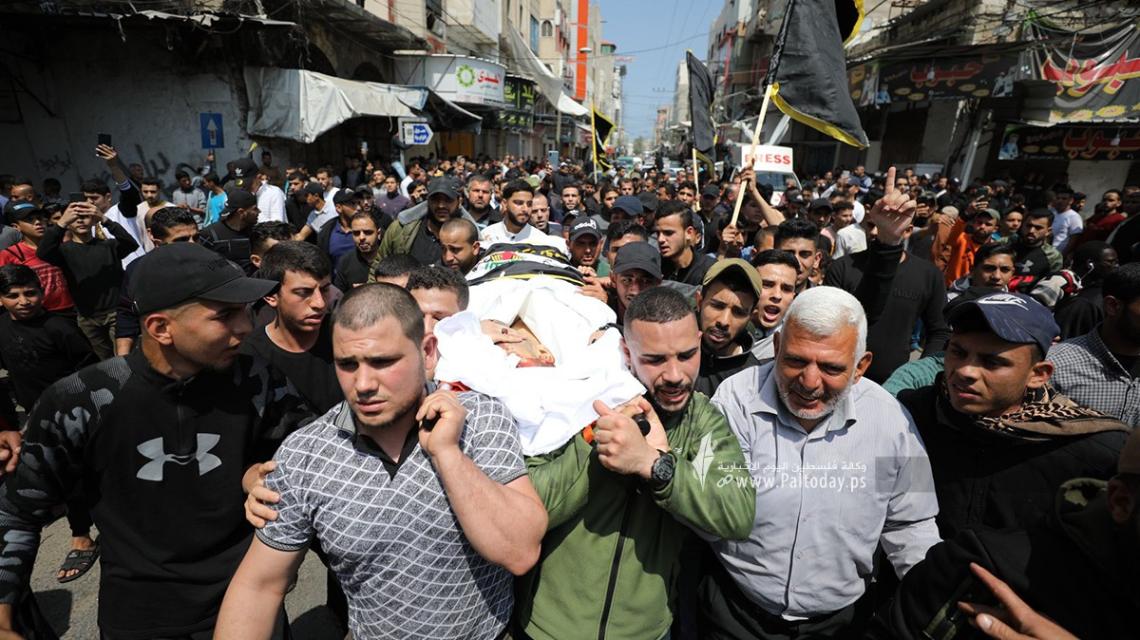 بالصور : غزة تودع الشهيد القائد خليل البهتيني وزوجنه وبنته في تشييع جماهيري مهيب