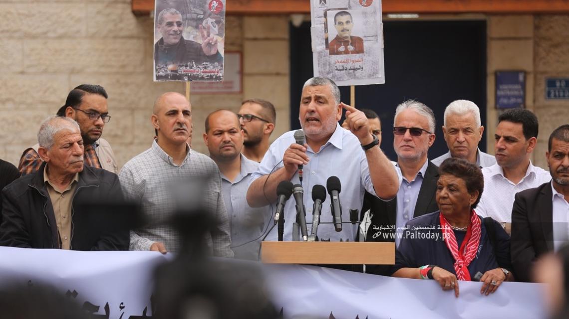 بالصور : مهجة القدس ومركز حنظلة ينظمان وقفة دعم وإسناد للأسير وليد دقة أمام مقر المندوب السامي غرب مدينة غزة