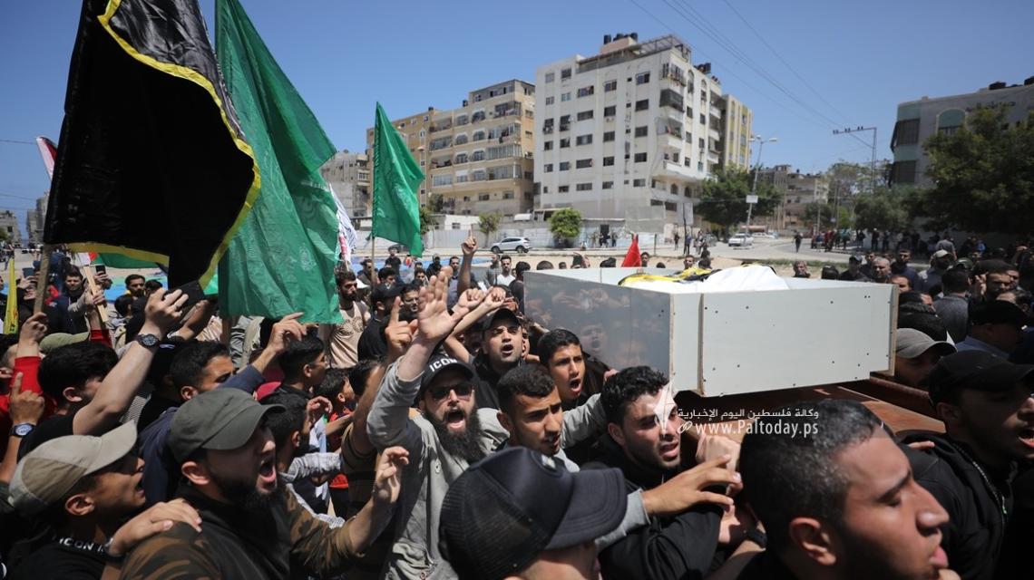 بالصور: بمشاركة جماهبرية واسعة.. شعبنا يشيع الشهيد القائد إياد الحسني ومرافقه المجاهد محمد عبد العال