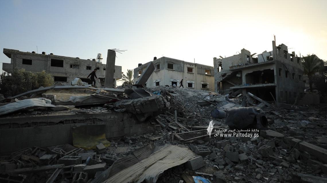 بالصور:  آثار القصف الإسرائيلي على منزل عائلة أبو عبيد في مدينة دير البلح وسط قطاع غزة