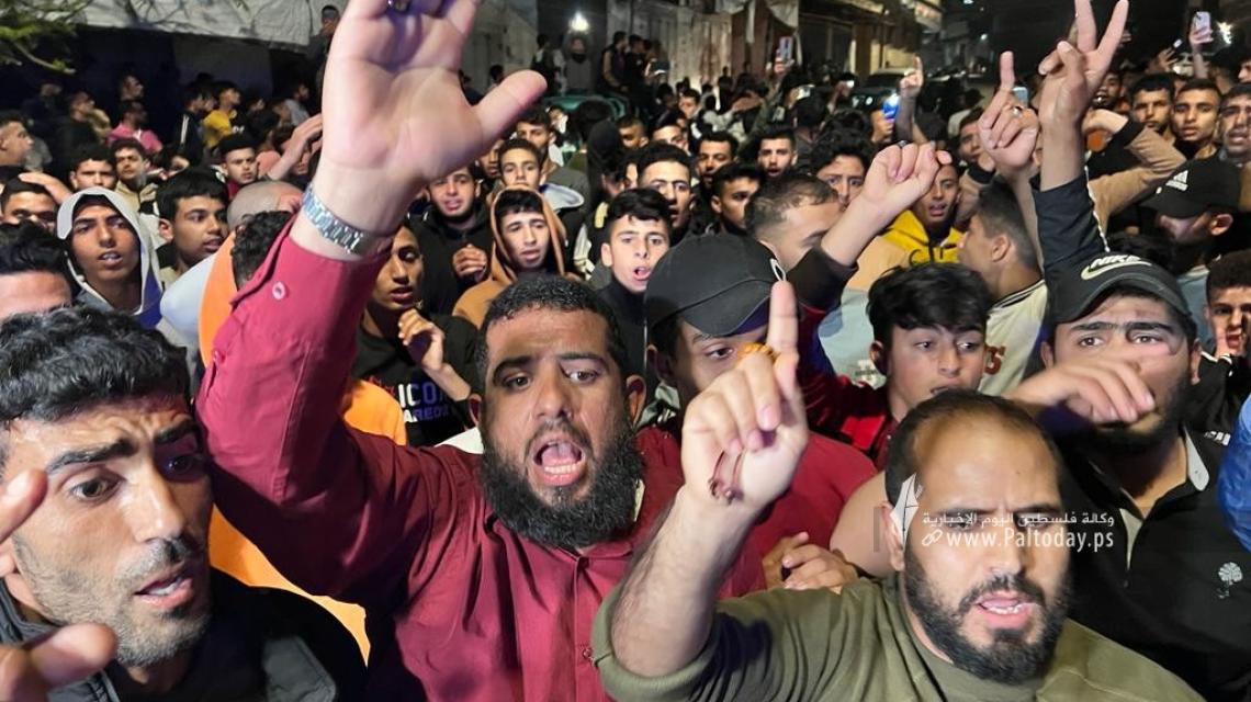 مئات المواطنون يخرجون في مسيرات حاشدة أمام منزل الشهيد القائد أحمد أبو دقة، الذي ارتقى بعد اغتياله من قبل طائرات الاحتلال في مدينة خانيونس.