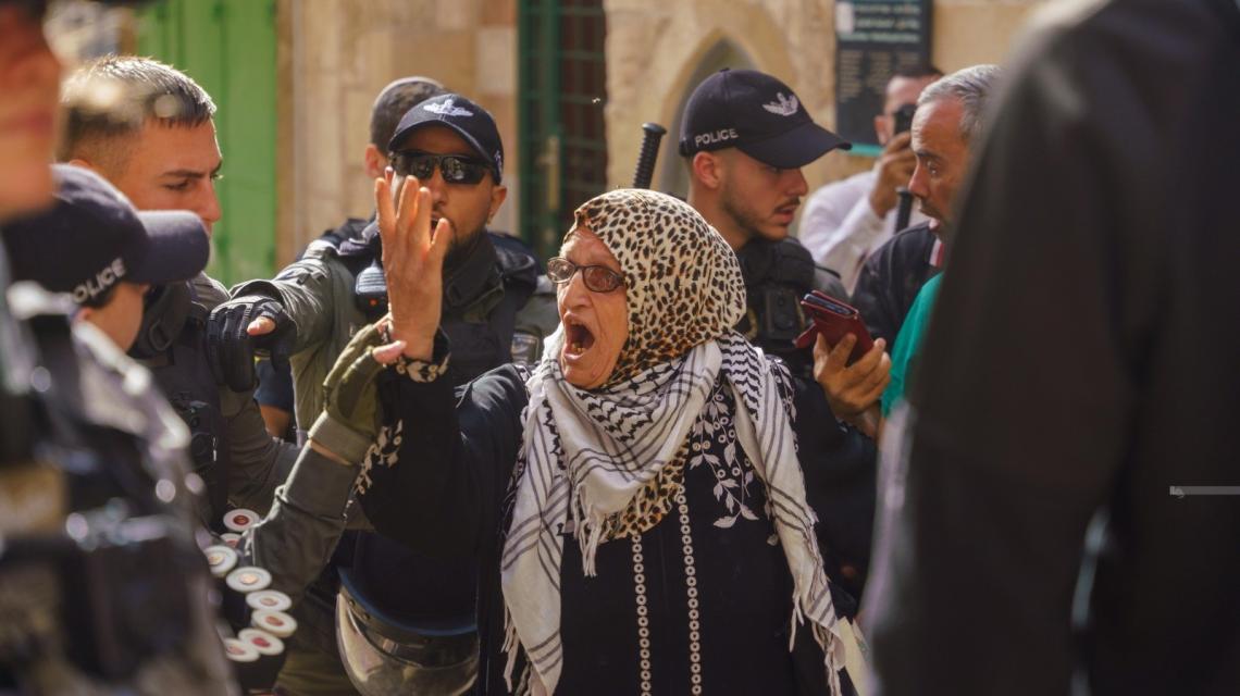 بالصور: قوات الاحتلال تعتدي على المرابطين في باب السلسلة