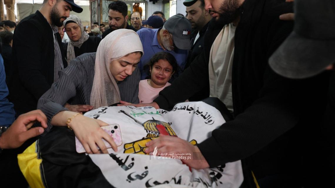 بالصور: أبناء الشهيد القائد إياد الحسني خلال وداعه الذي اغتاله الاحتلال مع مرافقه في غزة مساء الجمع.
