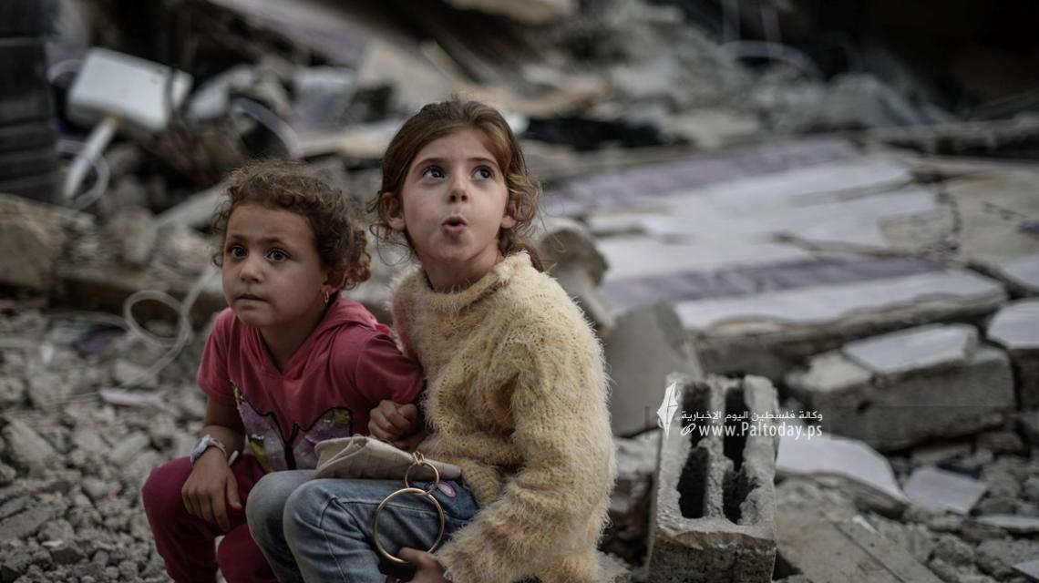 غزة: المواطنون يتفقدون ركام منازلهم المدمرة ويحاولون لملمة جراحهم