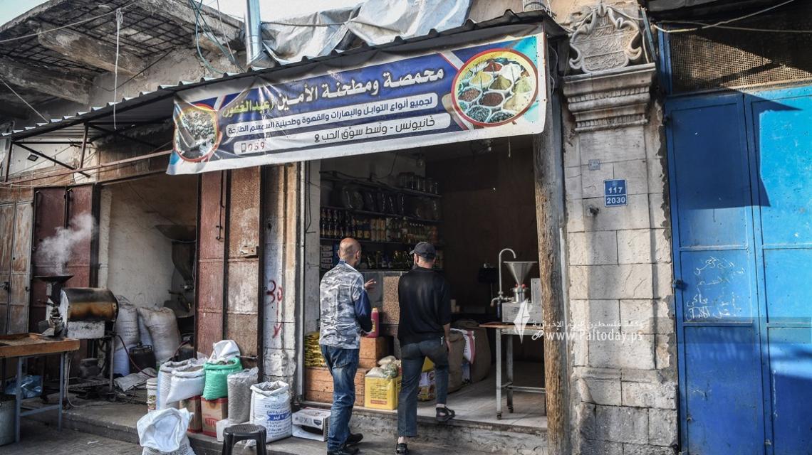 بالصور: حكاية زمن ترويها الجدران .. تعرف على سوق "الحبوب" وسط البلدة القديمة في مدينة خان يونس جنوب قطاع غزة.