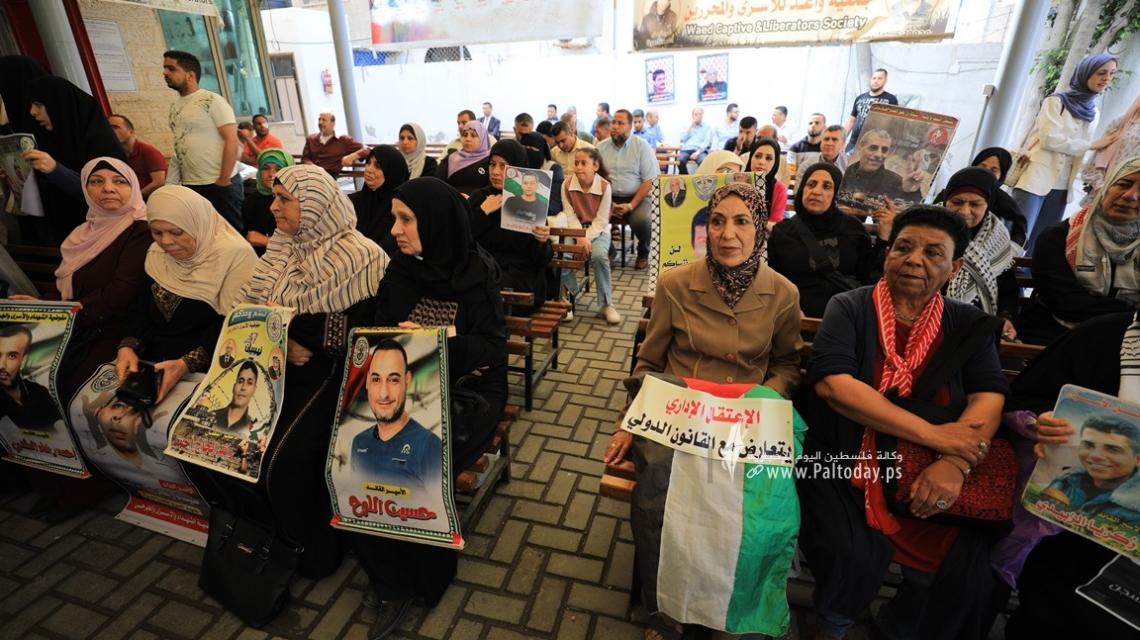 بالصور: اعتصام اهالى الأسرى الأسبوعي أمام مقر الصليب الأحمر بغزة