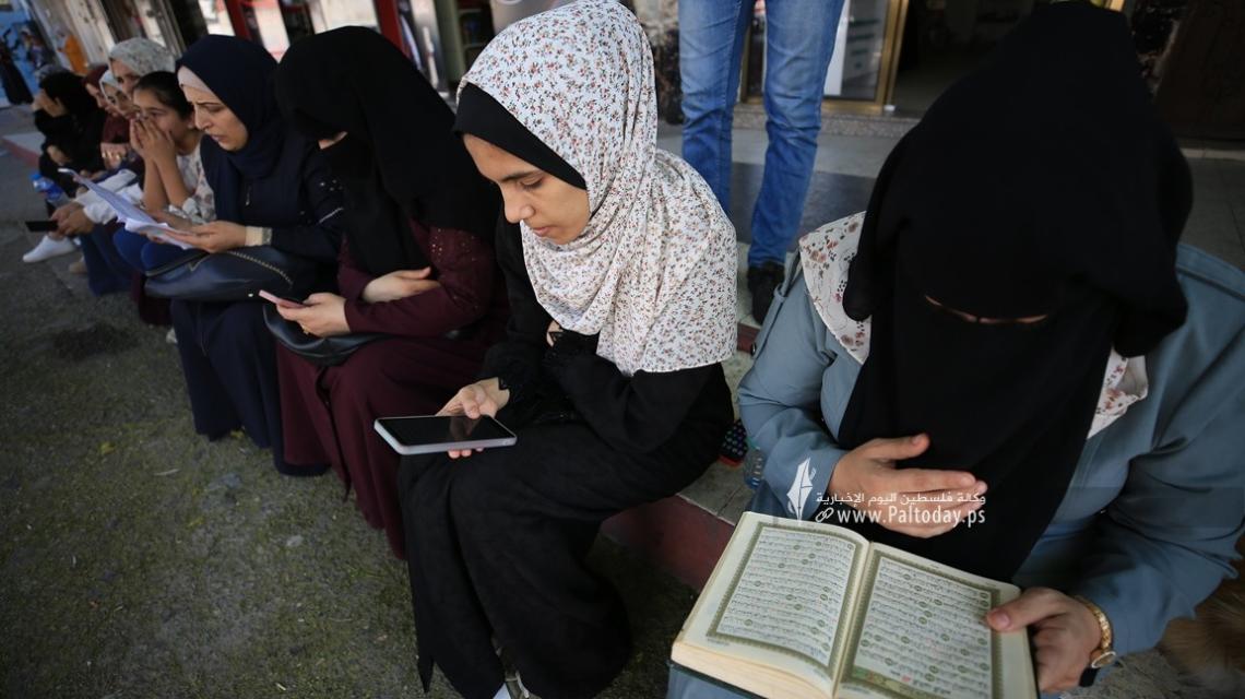 بالصور :أهالى طلاب الثانوية العامة امام قاعات تقديم الامتحانات في غزة
