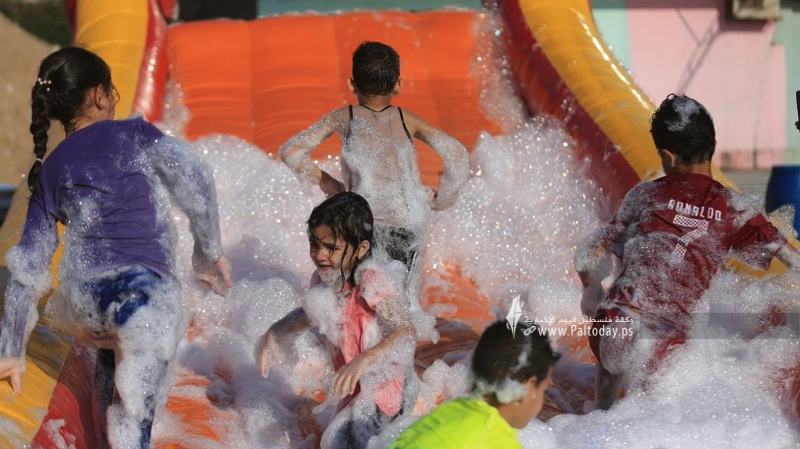 بالصور :وسط ارتفاع درجات الحرارة.. أطفال يلهون في مدينة الألعاب المائية فى قطاع غزة