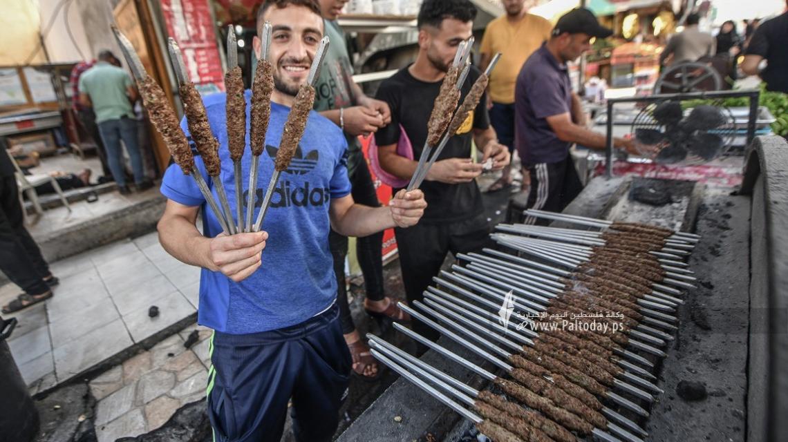 بالصور ; ' مشاوي الكباب ' .. نكهة عيد الأضحى في غزة