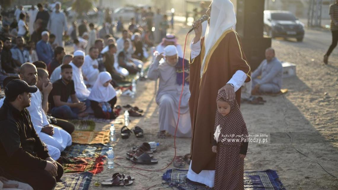 بالصور ; صلاة عيد الأضحى المبارك في مدينة خانيونس جنوب قطاع غزة