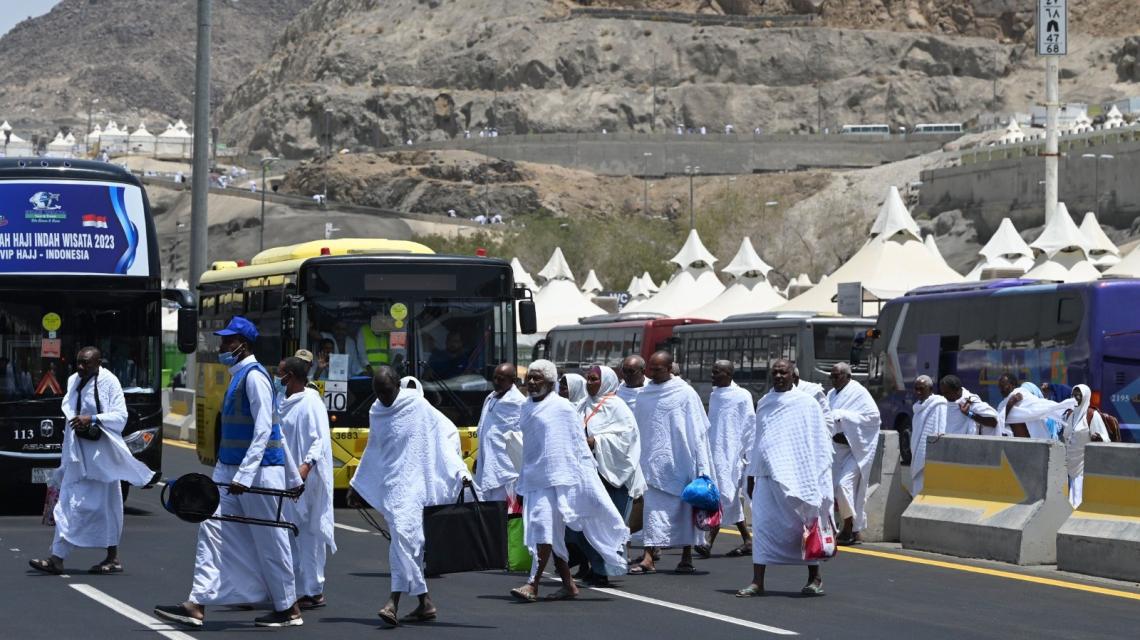 بالصور :  حجاج بيت الله الحرام يتوافدون إلى مشعر منى لقضاء يوم التروية