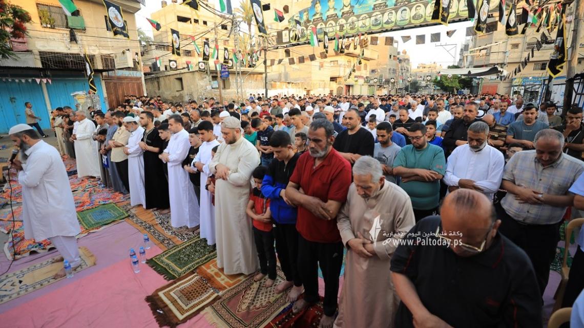 بالصور : حركة الجهاد الإسلامي  تقيم صلاة عيد الأضحى في العراء بمدينة غزة