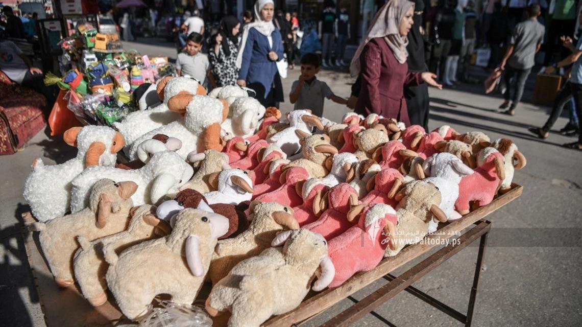 بالصور ; أسواق غزة تستقبل عيد الأضحى على "خجل "
