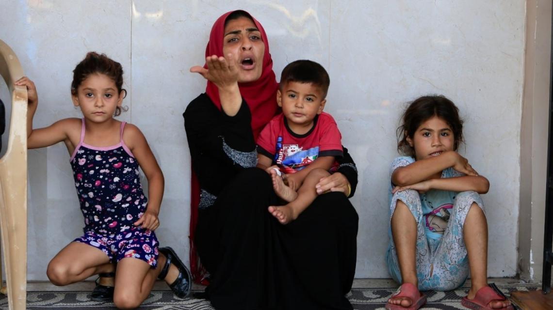 صور| نزوح عائلات فلسطينية من مخيم عين الحلوة جنوب لبنان ومحيطه بسبب تجدد الاشتباكات المسلحة