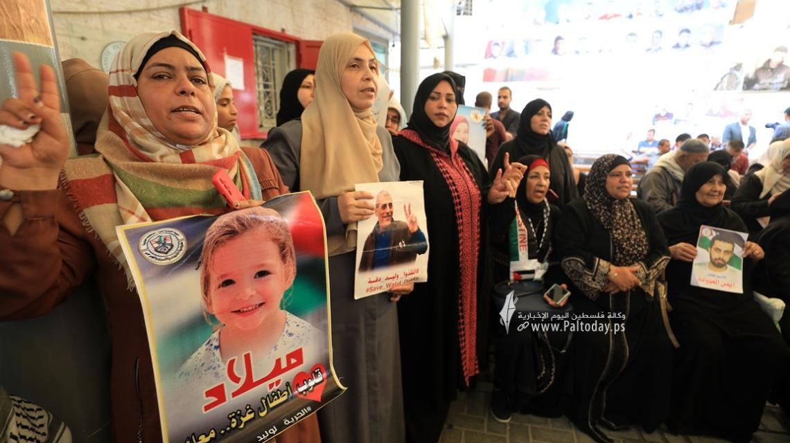 بالصور : اعتصام اهالى الأسرى الأسبوعي أمام مقر الصليب الأحمر بغزة