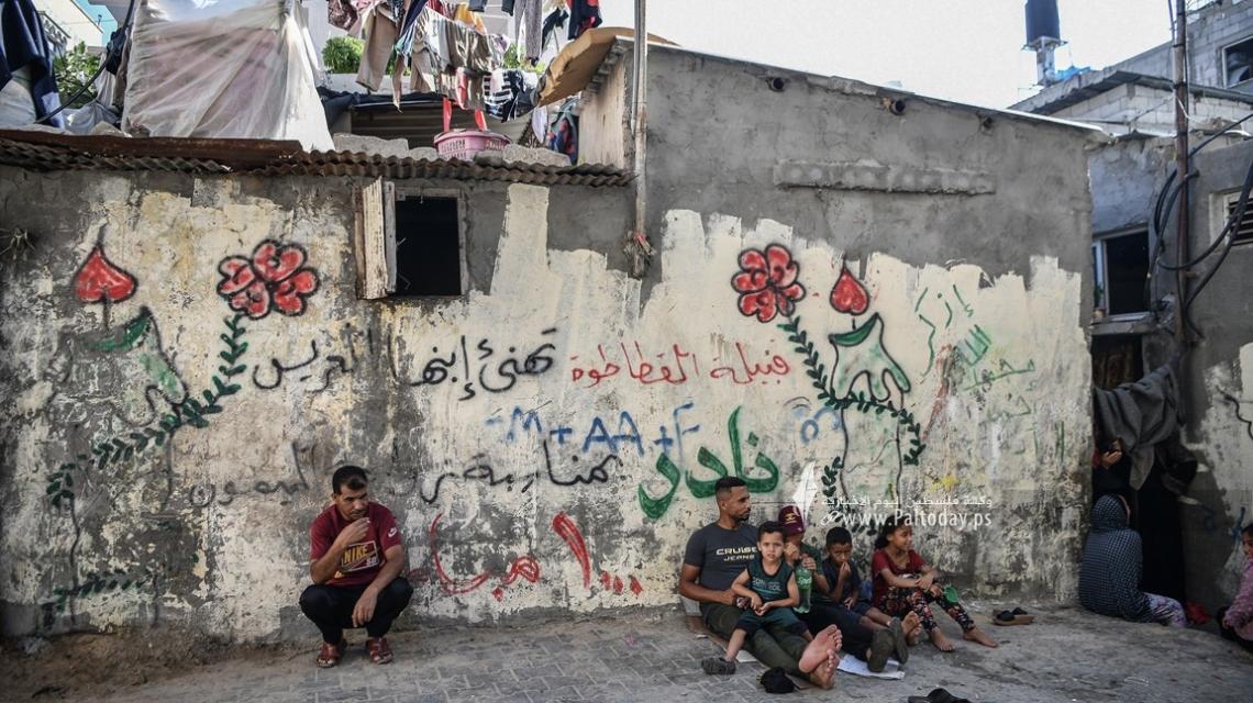بالصور; في غزة.. عائلات تعيش في أفران والهروب للشارع هو الحل