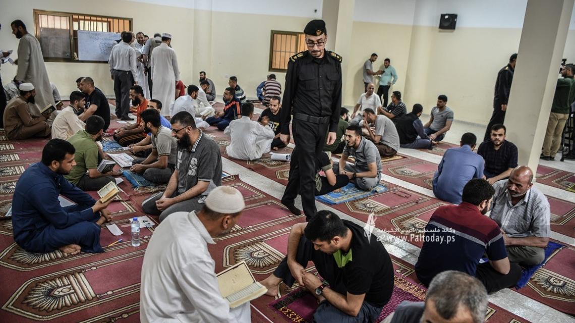 بالصور ; نزلاء في سجون غزة يسردون أجزاء من "القرآن الكريم"