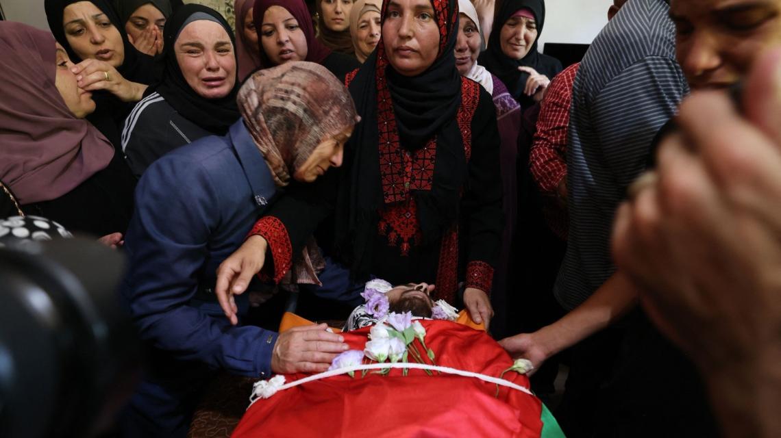 بالصور : وداع مؤثر للشهيد عبد الجواد حمدان صالح في عارورة قضاء رام الله