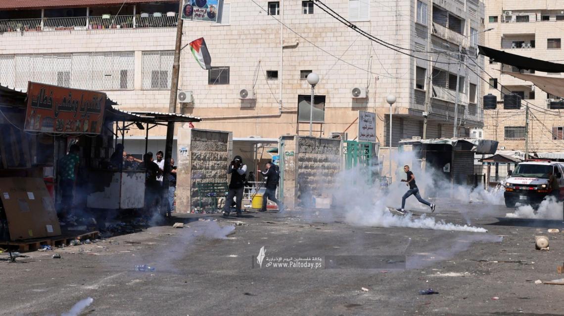 بالصور : الاحتلال يغرق شوارع جنين ومحيط المستشفى الحكومي بقنابل الغاز