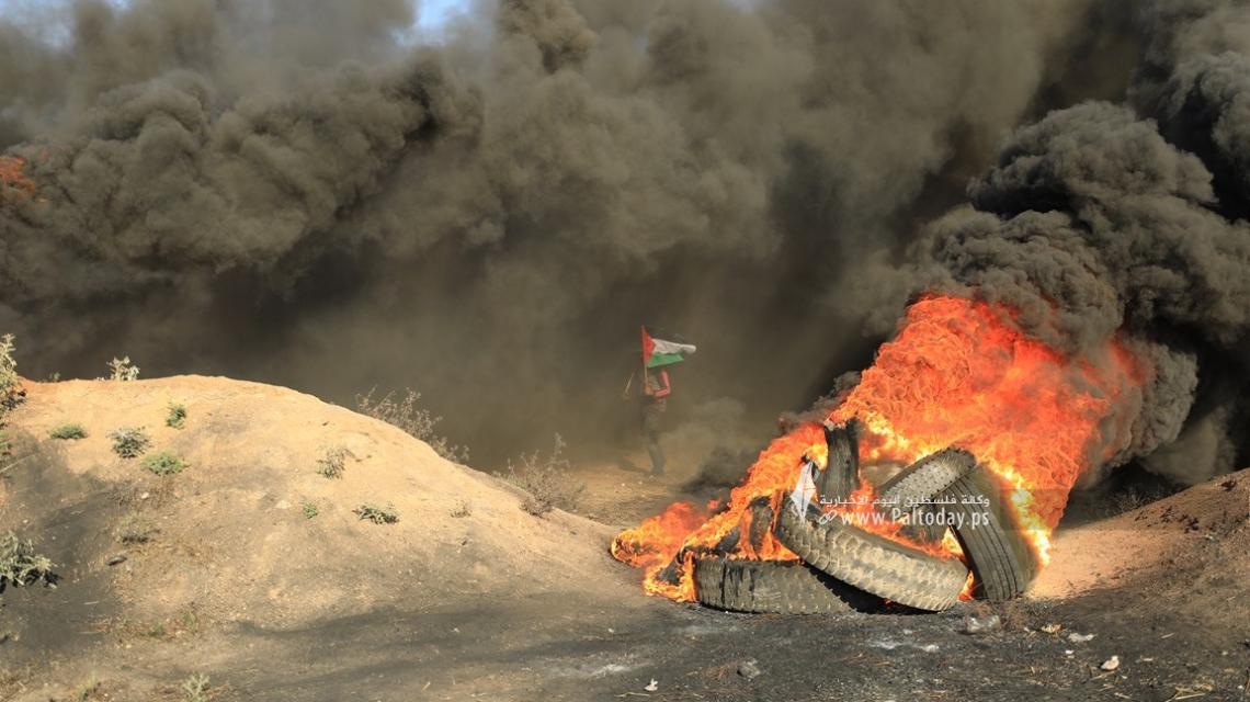 بالصور:  الشباب الثائر يشعل الإطارات المطاطية على حدود قطاع غزة نصرة لجنين ومقاومتها و احتجاجاً على العدوان الصهيوني المتواصل بحق أبناء شعبنا