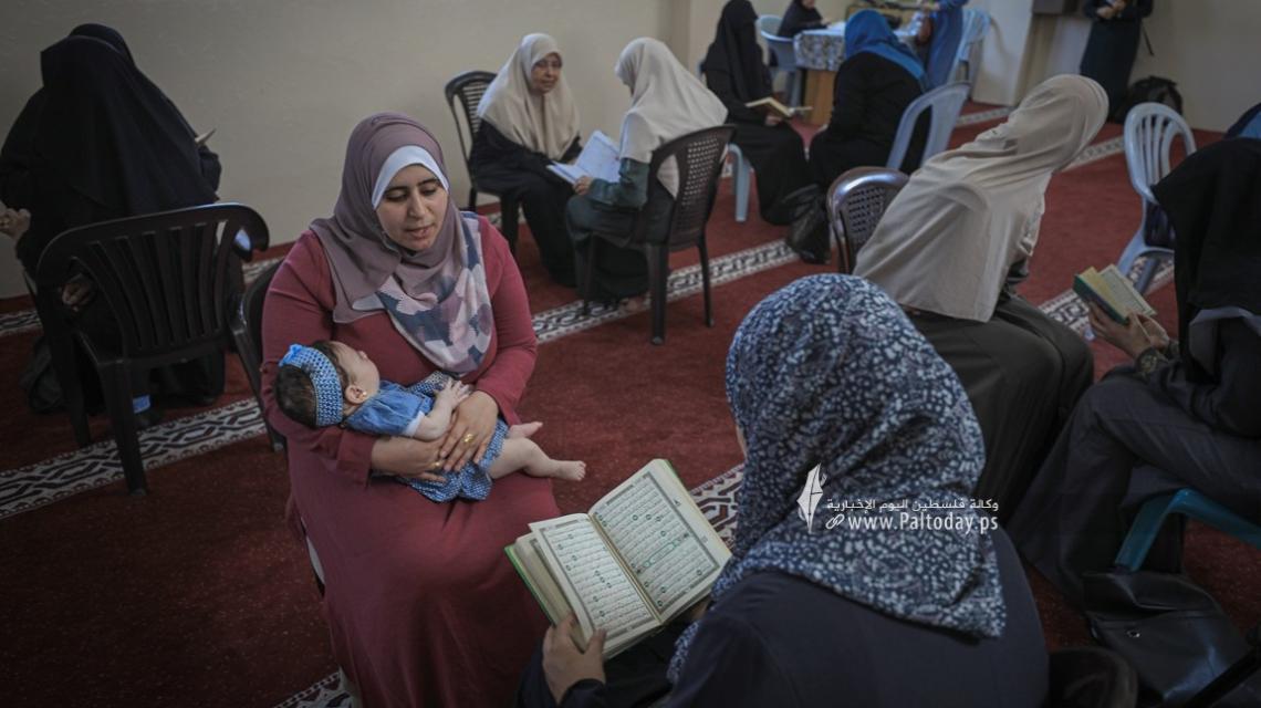 بالصور : اللجنة الدعوية وجمعية اقرأ تنظم  السرد القرآني لعشرة أجزاء للطالبات الحافظات للقرآن الكريم