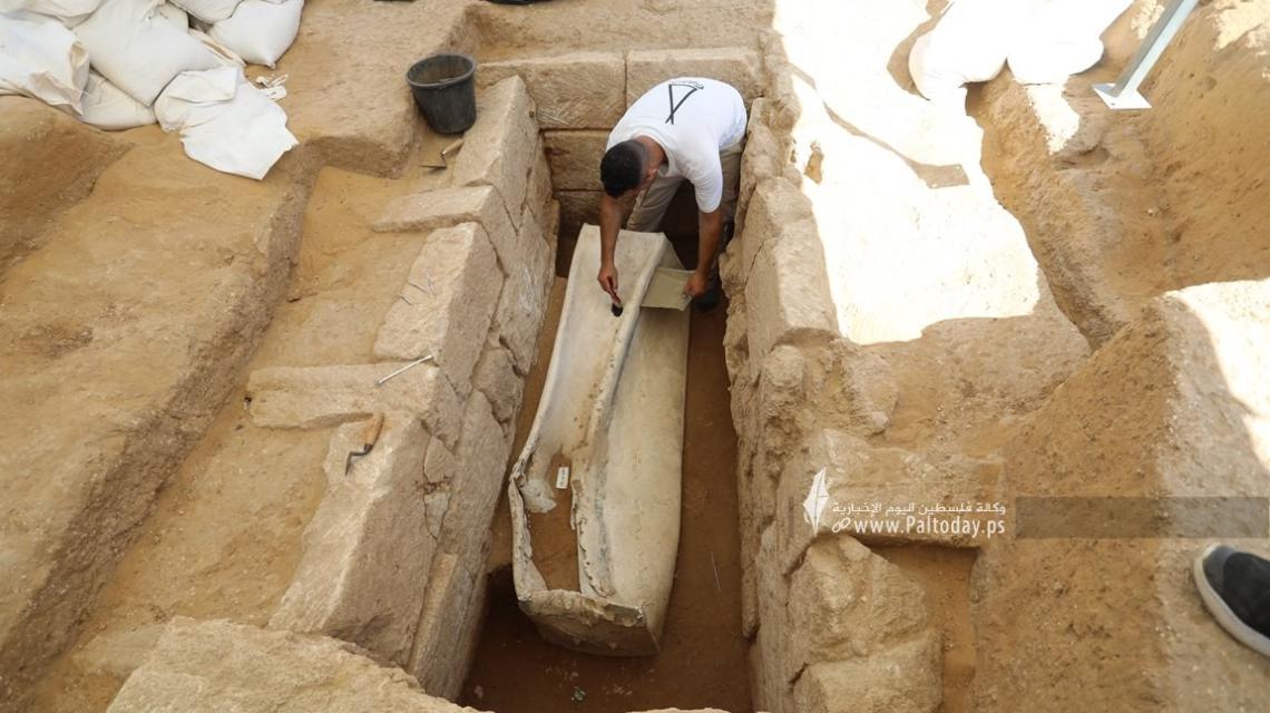 بالصور : العثور على قبر من الرصاص المصبوب بغزة