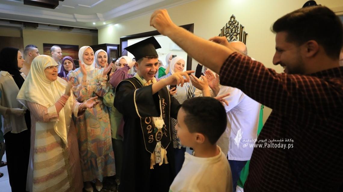 بالصور: عدسة وكالة "فلسطين اليوم" ترصد أجواء الفرحة بنتائج الثانوية العامة في  قطاع غزة