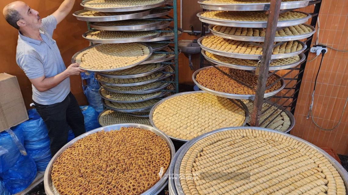 بالصور : .محلات الحلويات في غزة تتزين لاستقبال المهنئين بنتائج الثانوية العامة
