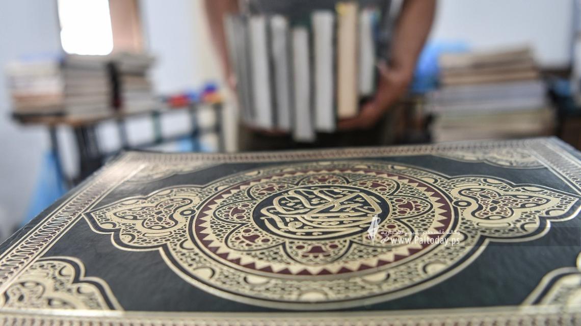 بالصور: بجهد شخصي، متطوعون من غزة يعيدون إصلاح وترميم المصاحف المُهترئة داخل المساجد والمنازل.