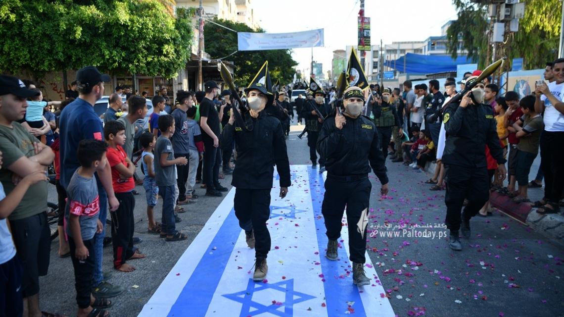 بالصور.. عرض عسكري مهيب لـسرايا القدس برفح في ذكرى معركة وحدة الساحات