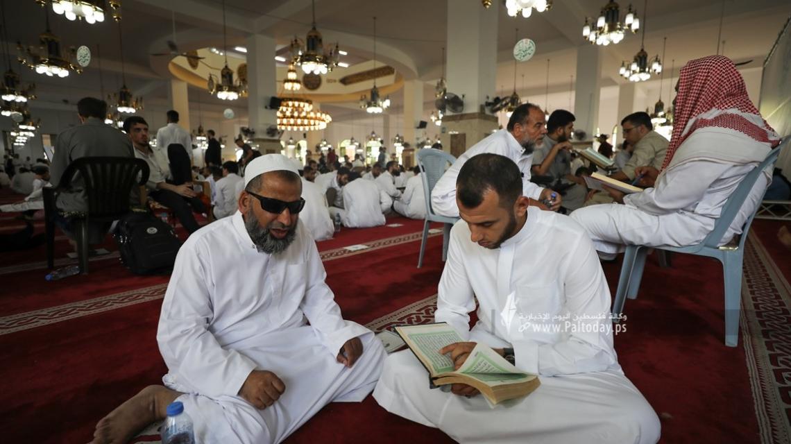 بالصور : 1471حافظ وحافظة يسردون القراءن الكريم كاملا في مساجد القطاع اليوم