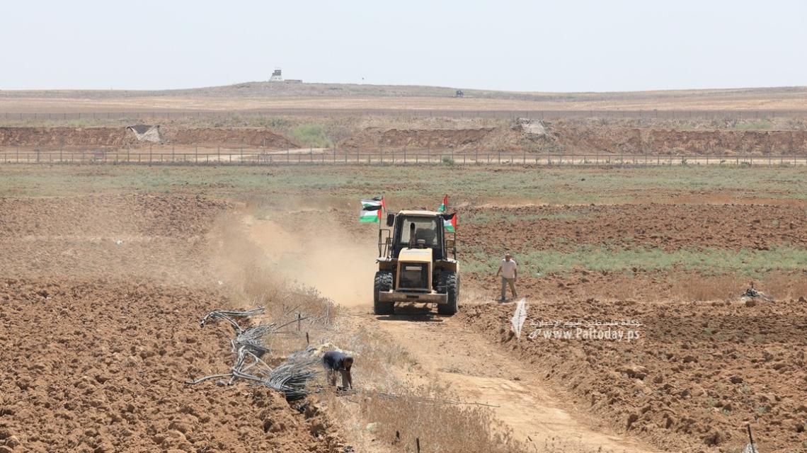 بالصور: إعادة تجهيز مخيمات العودة شرق مناطق قطاع غزة