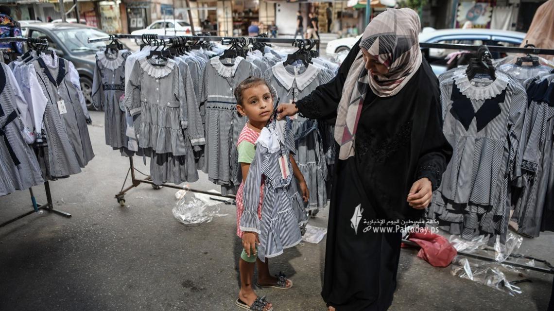 بالصور ; موسم المدارس ينعش الأسواق الشعبية في القطاع